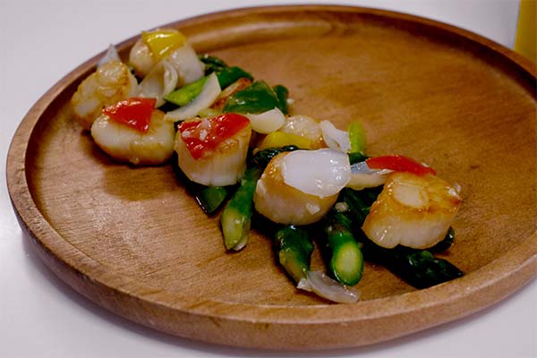 Sauteed Scallop with Asparagus and Lily Bulb